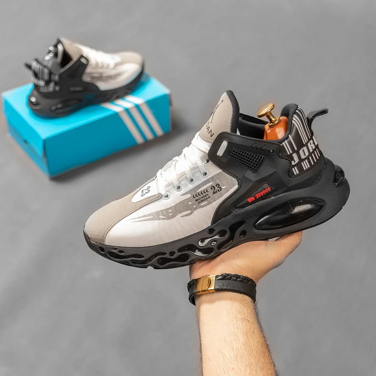 کتونی مردانه جردن MICHAEL JORDAN 23 رنگ سفید مشکی نمای روی دست