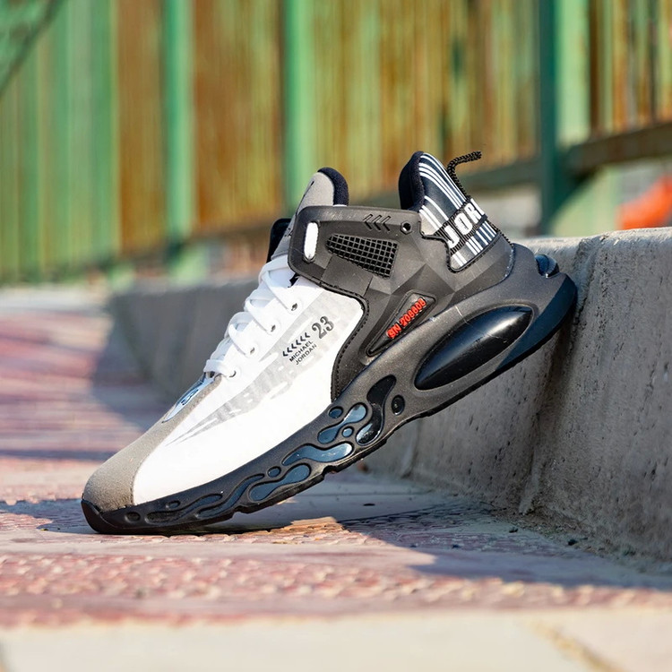 کتونی مردانه جردن MICHAEL JORDAN 23 رنگ سفید مشکی نمای کنار