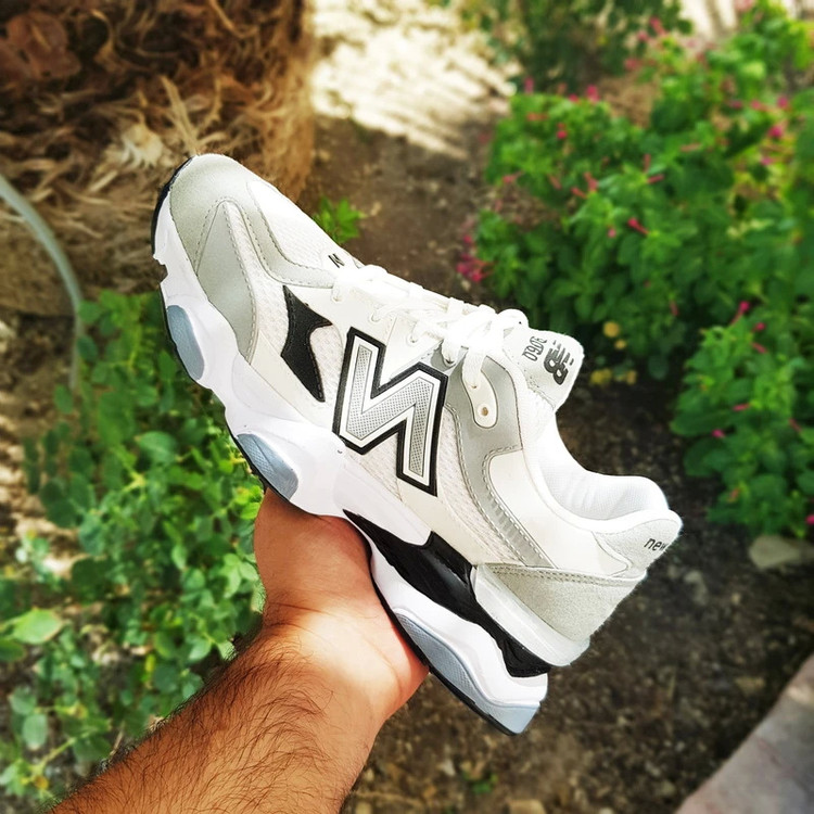 کتونی مردانه نیوبالانس 9060 رنگ سفید طوسی نمای روی دست