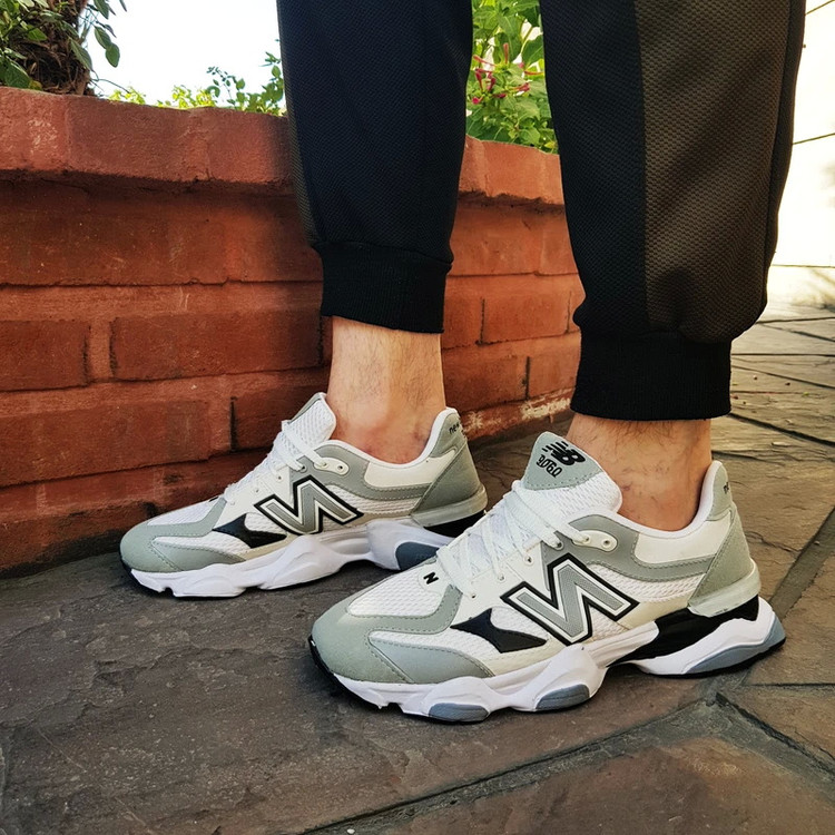 کتونی مردانه نیوبالانس 9060 رنگ سفید طوسی نمای کنار