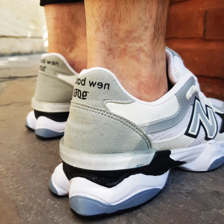 کتونی مردانه نیوبالانس 9060 رنگ سفید طوسی نمای پشت