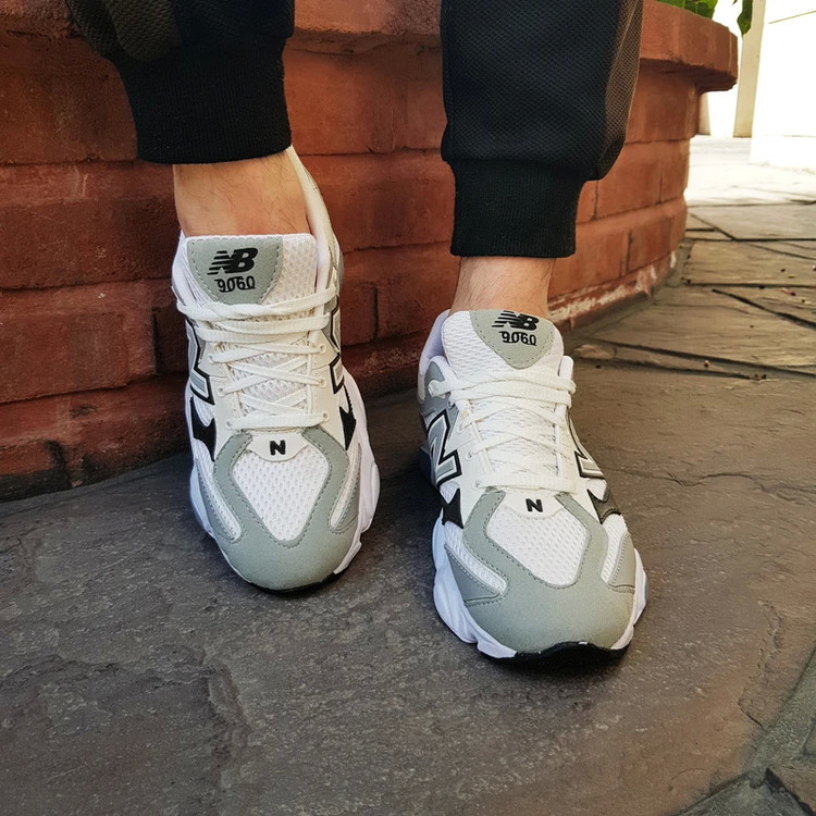 کتونی مردانه نیوبالانس 9060 رنگ سفید طوسی نمای رویه