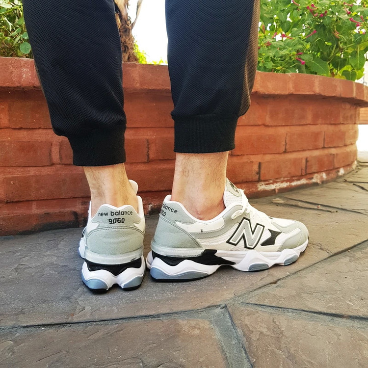 کتونی مردانه نیوبالانس 9060 رنگ سفید طوسی نمای توپا