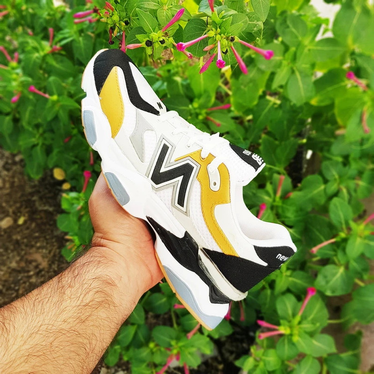 کتونی مردانه نیوبالانس 9060 رنگ سفید کرم تو دست