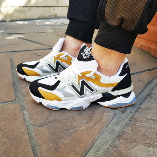 کتونی مردانه نیوبالانس 9060 رنگ سفید کرم تو پا