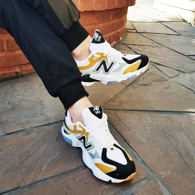 کتونی مردانه نیوبالانس 9060 رنگ سفید کرم تو پا