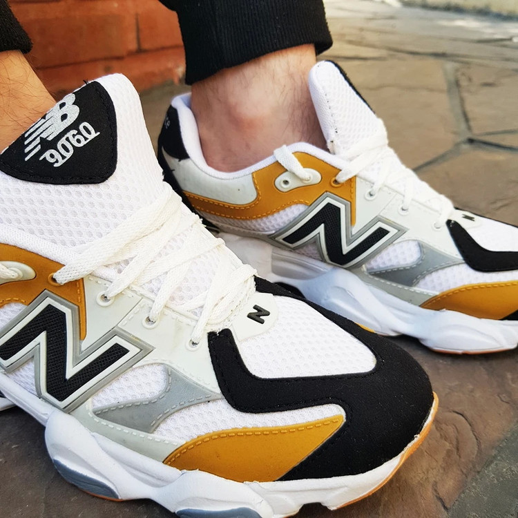 کتونی مردانه نیوبالانس 9060 رنگ سفید کرم تو پا