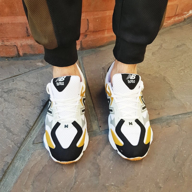 کتونی مردانه نیوبالانس 9060 رنگ سفید کرم تو پا