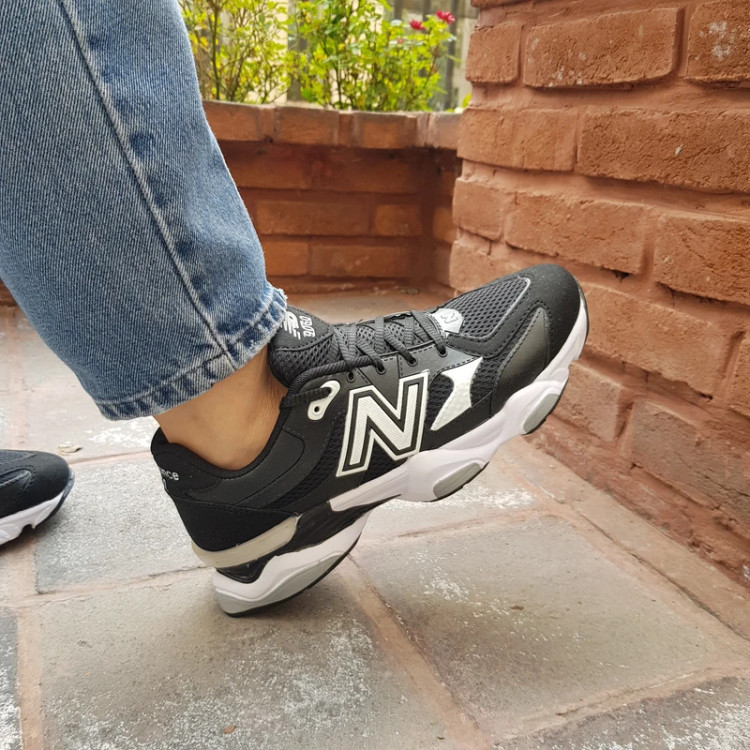 کتونی مردانه نیوبالانس 9060 رنگ مشکی سفید توی پا