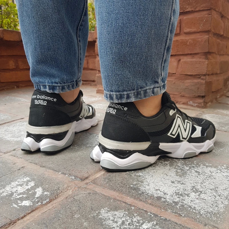 کتونی مردانه نیوبالانس 9060 رنگ مشکی سفید توی پا