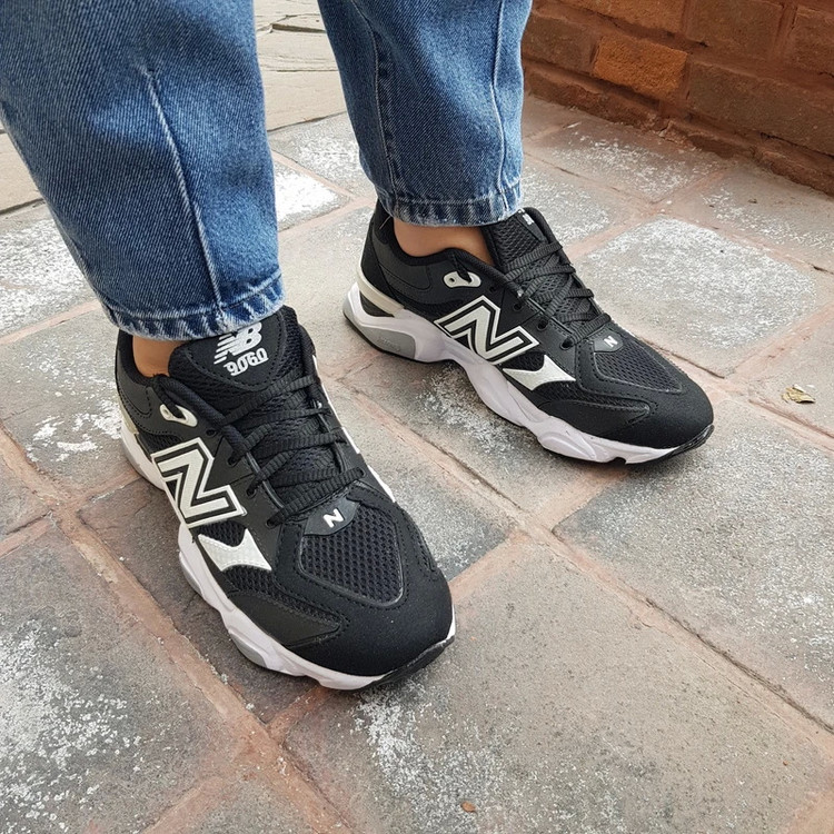 کتونی مردانه نیوبالانس 9060 رنگ مشکی سفید توی پا