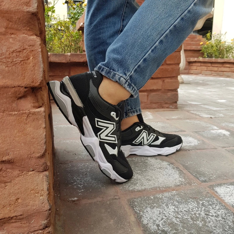 کتونی مردانه نیوبالانس 9060 رنگ مشکی سفید توی پا