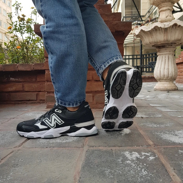 کتونی مردانه نیوبالانس 9060 رنگ مشکی سفید توی پا