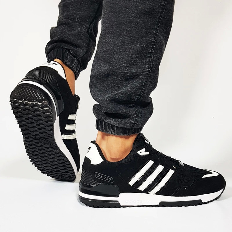 کتونی مردانه آدیداس ZX 750 رنگ مشکی سفید نمای تو پا