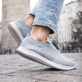 کتونی مردانه اسکیچرز رنگ طوسی روشن نمای داخل پا