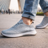 کتونی مردانه اسکیچرز رنگ طوسی روشن نمای داخل پا