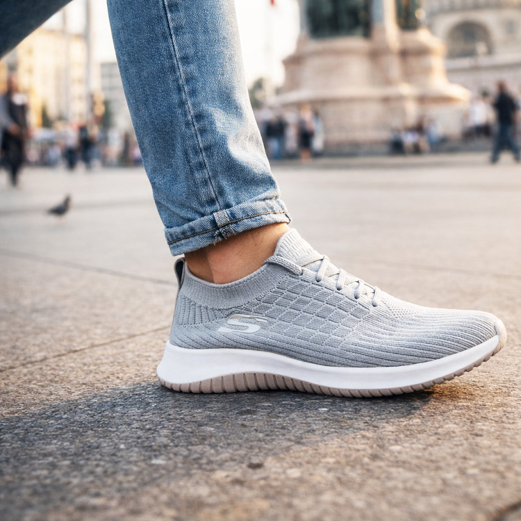 کتونی مردانه اسکیچرز رنگ طوسی روشن نمای داخل پا