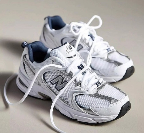 کتانی نیو بالانس ۵۳۰ رنگ سفید نقره ای