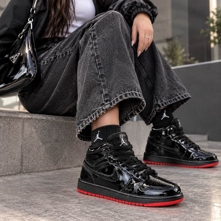 کتانی نایکی ایر جردن 1 زنانه رنگ سفید مشکی